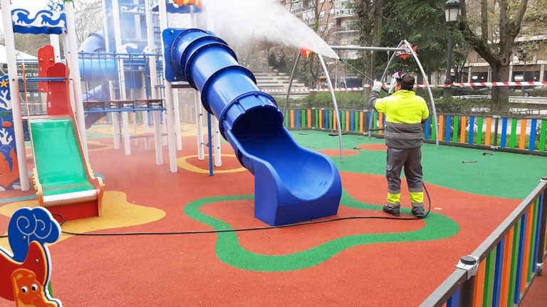 El Ayuntamiento de Puertollano refuerza la limpieza, desinfección y control de aforo de los parques infantiles