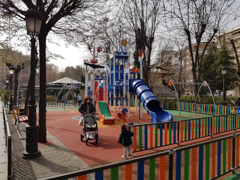 Abren los parques infantiles de Puertollano entre la excitación de los niños