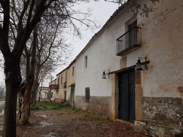 El evocador caserío de La Puebla, un rincón del siglo XVIII a orillas del Jabalón