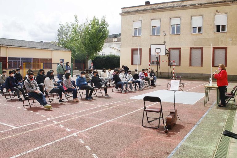 Aurora Rey mantiene un encuentro literario con los alumnos del Colegio Maestro Ávila y Santa Teresa de Almodóvar del Campo