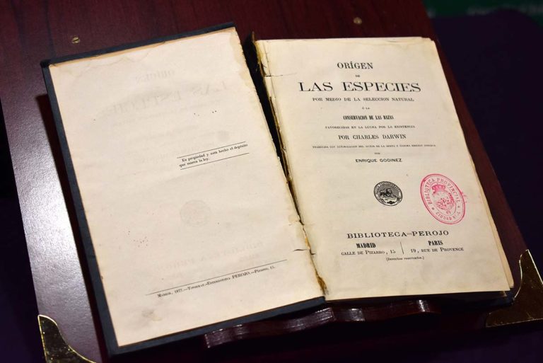 Ciudad Real: La Guardia Civil devuelve a la Biblioteca Pública del Estado un libro de Charles Darwin que iba a subastarse