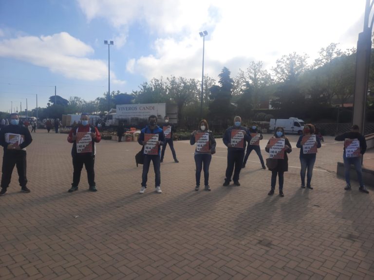 Puertollano: Pegada de carteles en rechazo al ERTE de Repsol en el mercadillo y Polígono Escaparate