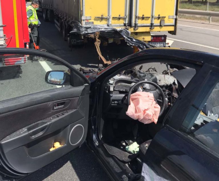 Un fallecido tras la colisión entre un turismo y un camión en Manzanares, que deja cortado un carril de la A-4