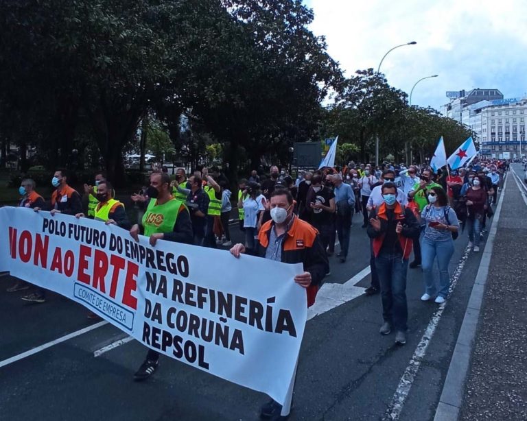 Una marcha multitudinaria recorre A Coruña en rechazo del ERTE en Repsol y reclama inversiones en la refinería