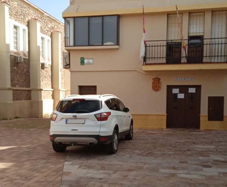 El PSOE de Cabezarrubias del Puerto denuncia que el alcalde aparca en un espacio peatonal