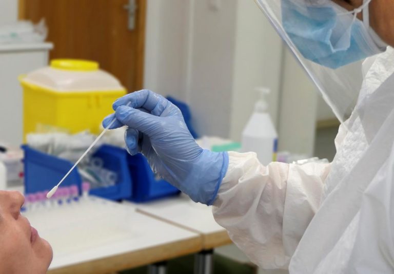Detenida una persona e investigadas otras tres por realizar pruebas falsas de PCR en una clínica estética