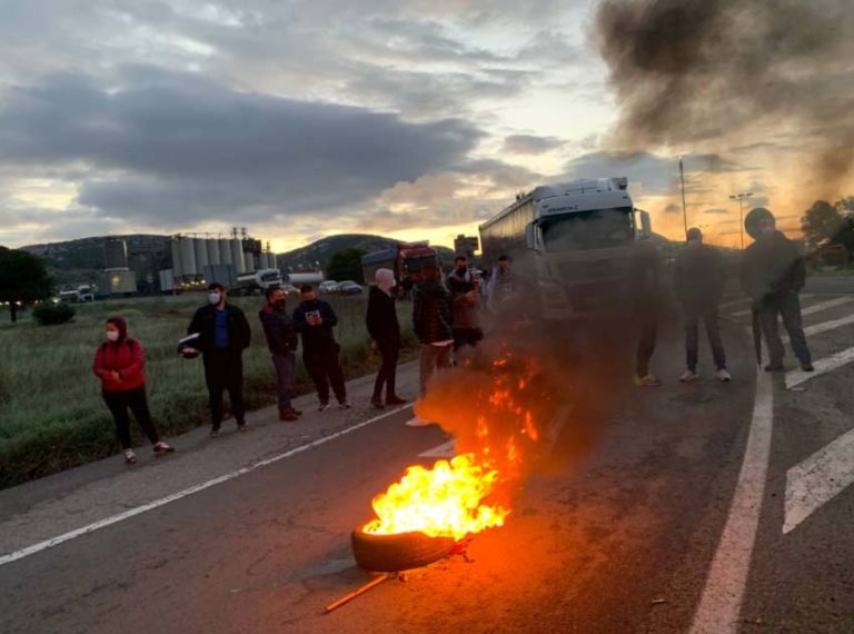 Trabajadores de Repsol Petróleo realizan cortes en la carretera de acceso a la refinería de Puertollano