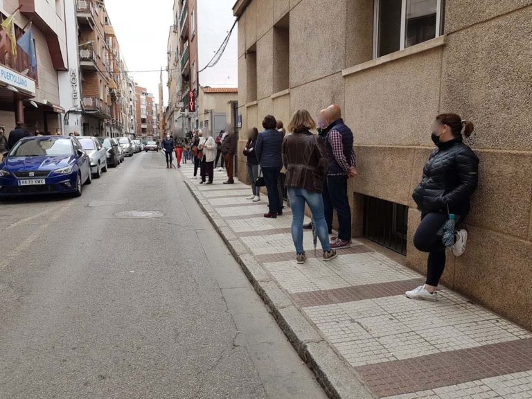 Cientos de personas acuden al cribado COVID en Puertollano tras la detección de brotes en tres bares
