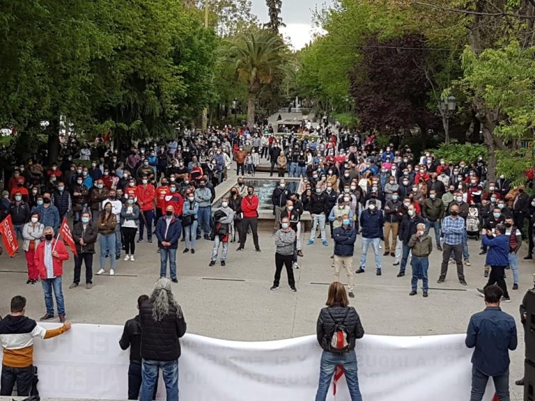 Puertollano: Los trabajadores de Repsol reciben el aplauso ciudadano pero aplazan movilizaciones ante el escenario de transmisión comunitaria