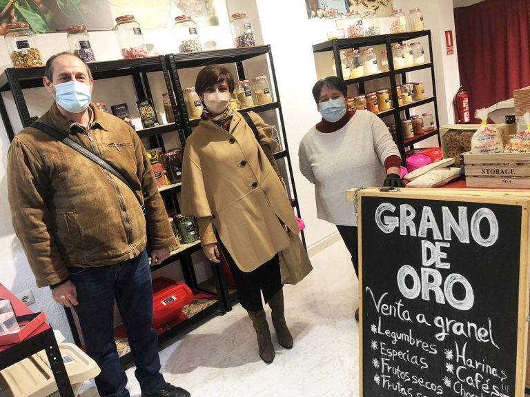 Puertollano: Isabel Rodríguez apuesta por el pequeño comercio durante su visita a “Grano de Oro”