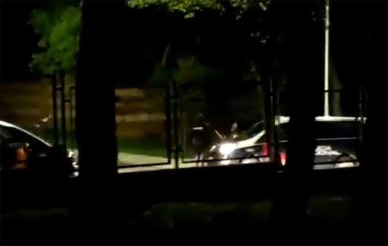 Un detenido en Guadalajara por atacar a varios vehículos policiales con un hacha tras discutir con una mujer