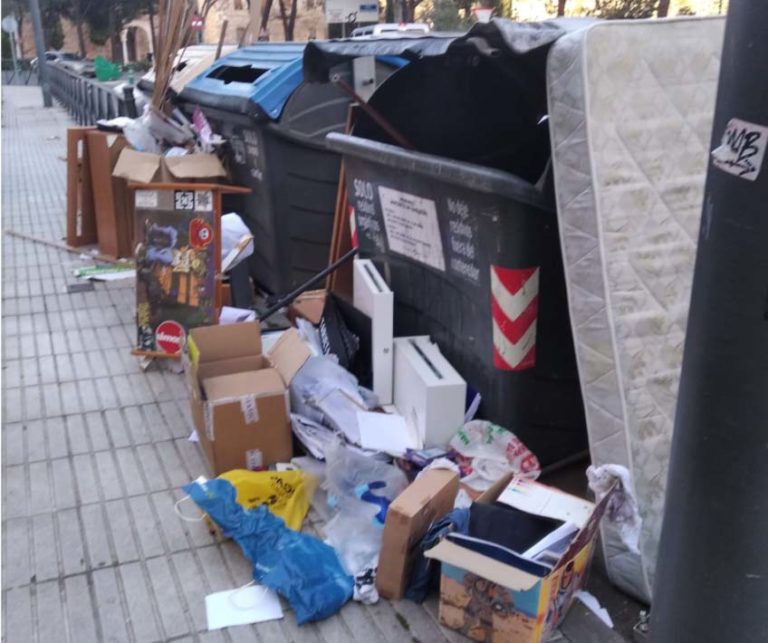 Puertollano: Una habitación a la basura a plena luz del día