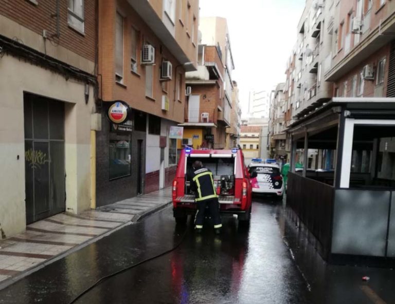 Puertollano: Operativo de bomberos y Policía Local para limpiar una sustancia deslizante en la calle Numancia