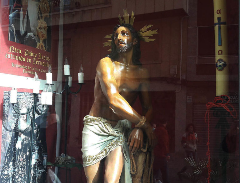 La Semana Santa en los escaparates de pasión de los comercios de Puertollano