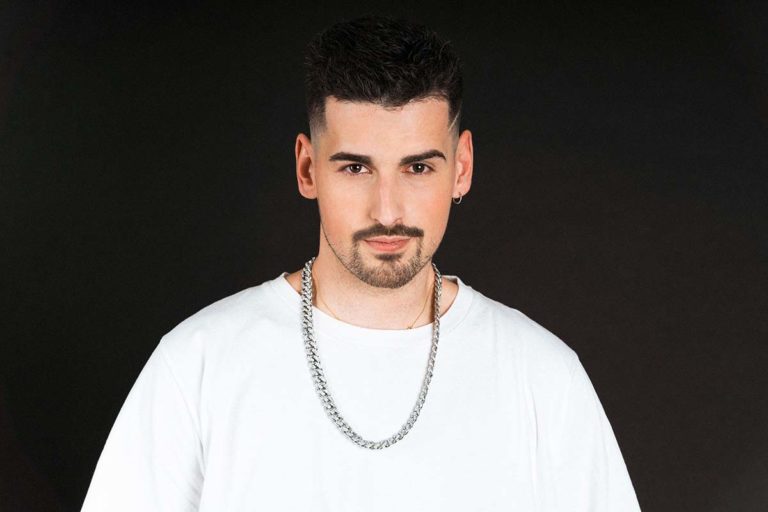 Puertollano: Rochero, el cantante de la barriada de las 600, ficha por Roster Music para lanzar su primer tema