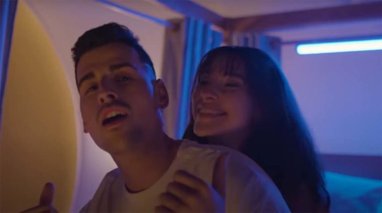 Sexo, droga, bandas y móviles a ritmo de reguetón: El puertollanero Rochero estrena su primer vídeo