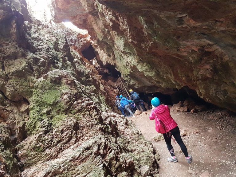 Miles de visitantes disfrutan del prodigioso espectáculo de las Lagunas de Ruidera, recargadas al completo