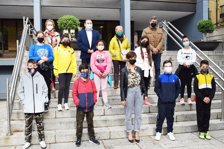 Isabel Rodríguez, en el punto de salida de la ruta del colegio Severo Ochoa por la historia de Puertollano