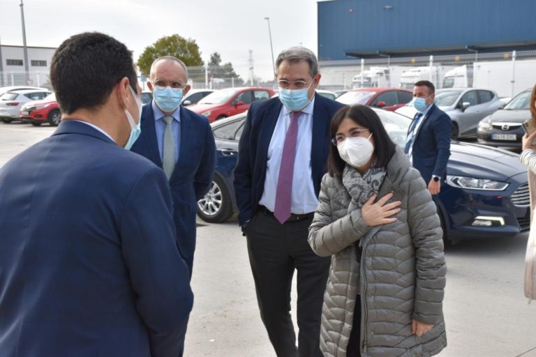 El consejero de Sanidad recepciona las vacunas de Pfizer que se administrarán esta semana en Castilla-La Mancha