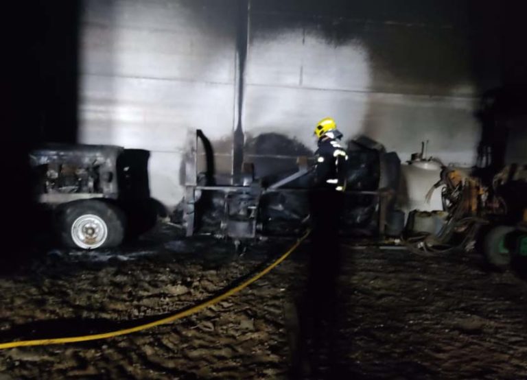 Siete tractores calcinados en dos incendios de naves agrícolas en Herencia y Daimiel