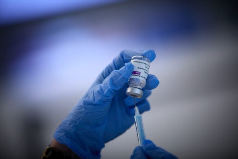 El Comité de Bioética avala que los vacunados con AstraZeneca puedan recibir la segunda dosis