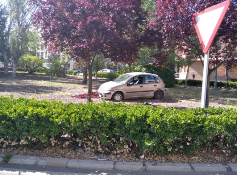 Ciudad Real: Un conductor sin carné acaba dentro de un jardín tras colisionar en la Ronda