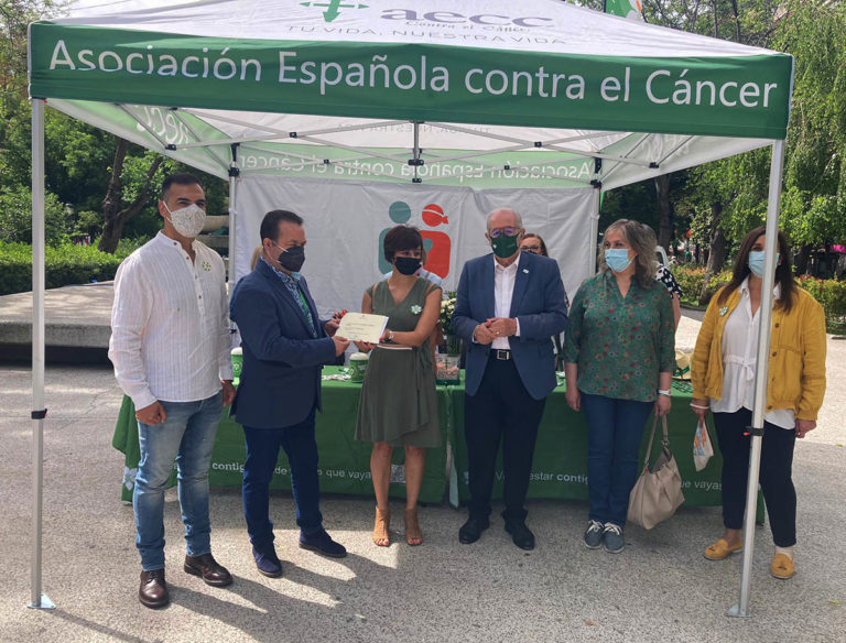 Puertollano: Isabel Rodríguez entrega la aportación municipal a la Asociación contra el cáncer en su cuestación anual