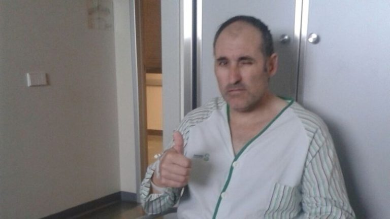 El joven ciudadrealeño recoge más de 15.000 firmas para que reconozcan la incapacidad absoluta de su padre enfermo