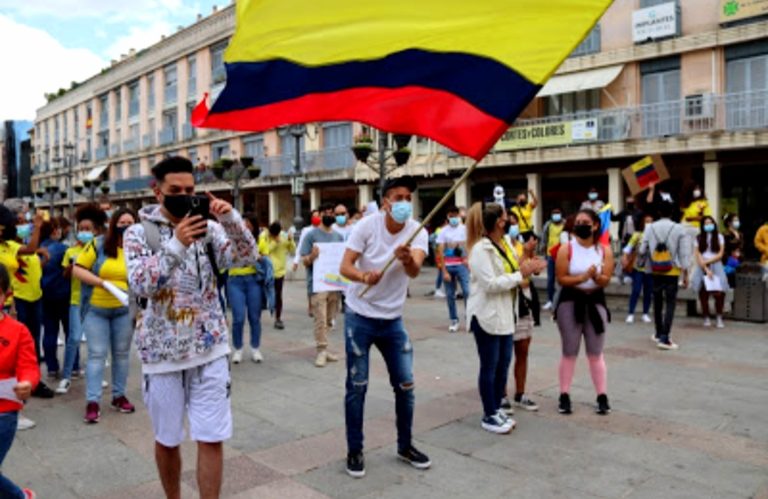 Colombianos residentes en Ciudad Real se manifiestan en rechazo a la ola de violencia que vive su país