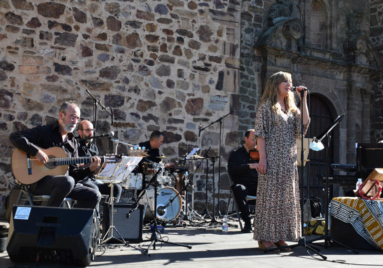 Puertollano: El público se reencuentra con la música en directo en el concierto «Trovadoras del amor»