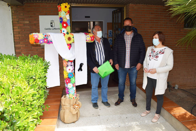 Puertollano: Cuatrocientas flores de ganchillo dan vida a la cruz de mayo del Centro de Mayores «Margarita Salas»