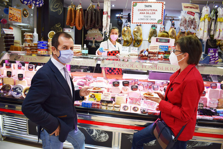 Puertollano: Los vendedores del Mercado reviven la feria de mayo con música en directo y ruta de tapas