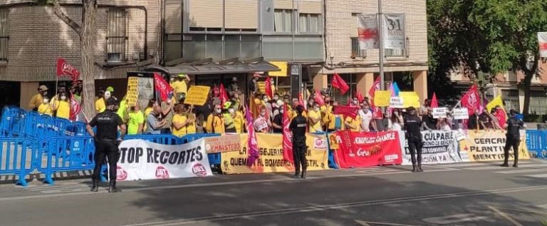 Trabajadores de Geacam materializan su amenaza y llevan su protesta a las puertas del Buero Vallejo