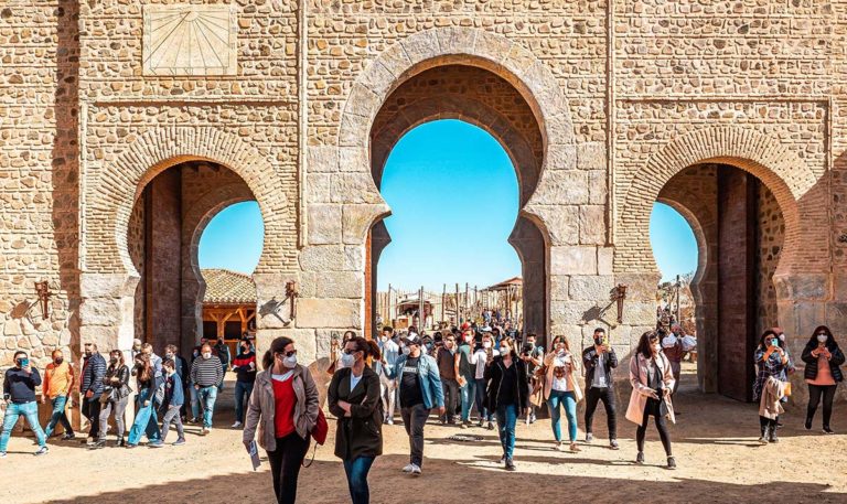 Cinco actores de Puy du Fou hospitalizados tras volcar un coche de atrezzo