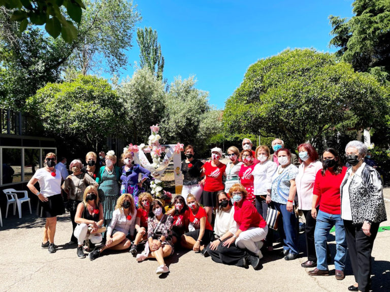 Puertollano: Bailes y canciones de EBA ante la Cruz de Mayo de la Residencia de Mayores
