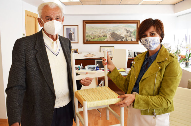 Celestino Pozuelo dona una silla de madera y rafia al Ayuntamiento de Puertollano