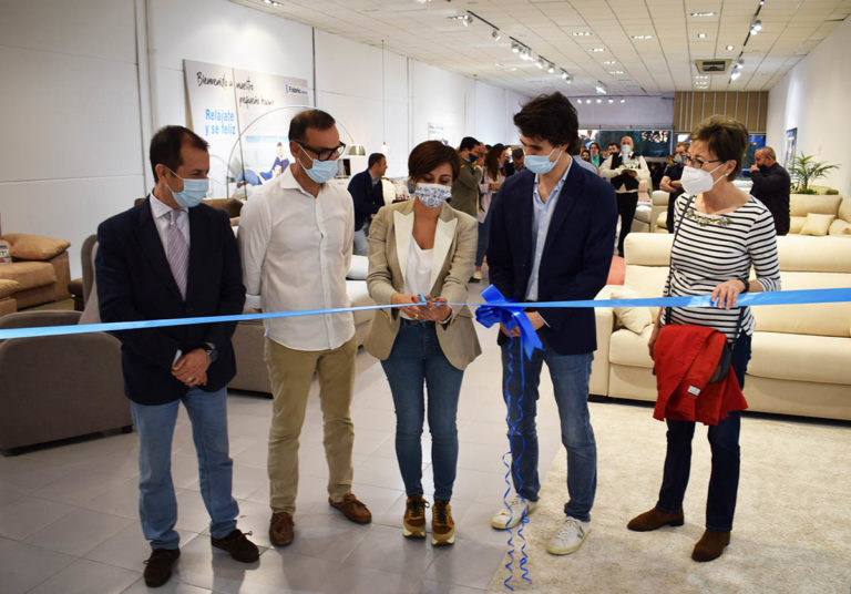 La alcaldesa de Puertollano inaugura la tienda de muebles de Fabric Sofás