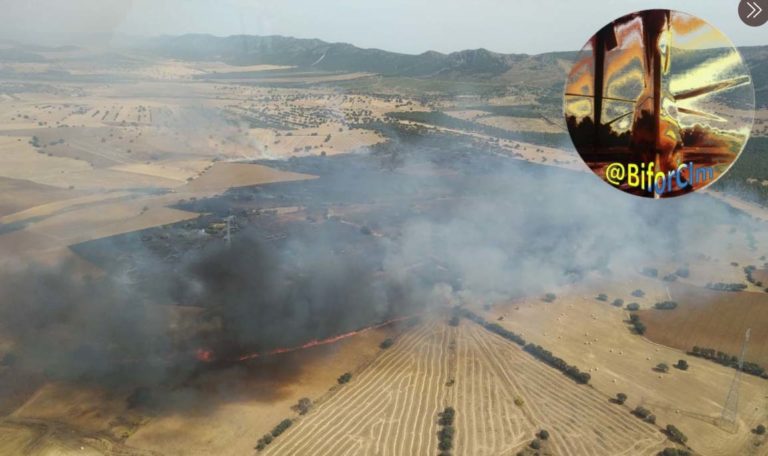18 medios y 63 personas trabajan en la extinción de un incendio forestal en Puertollano
