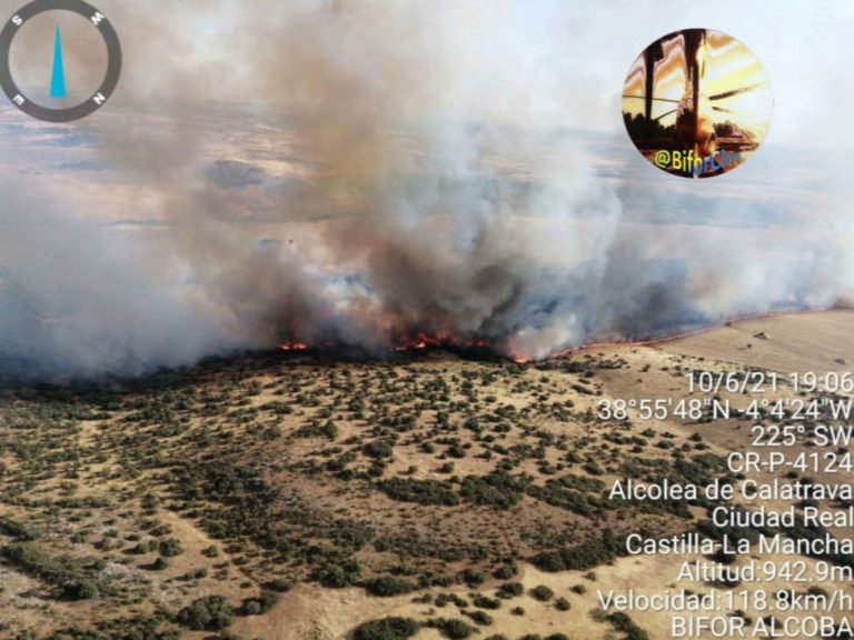 26 medios y 112 personas actúan en la extinción de un gran incendio agrícola en Corral de Calatrava