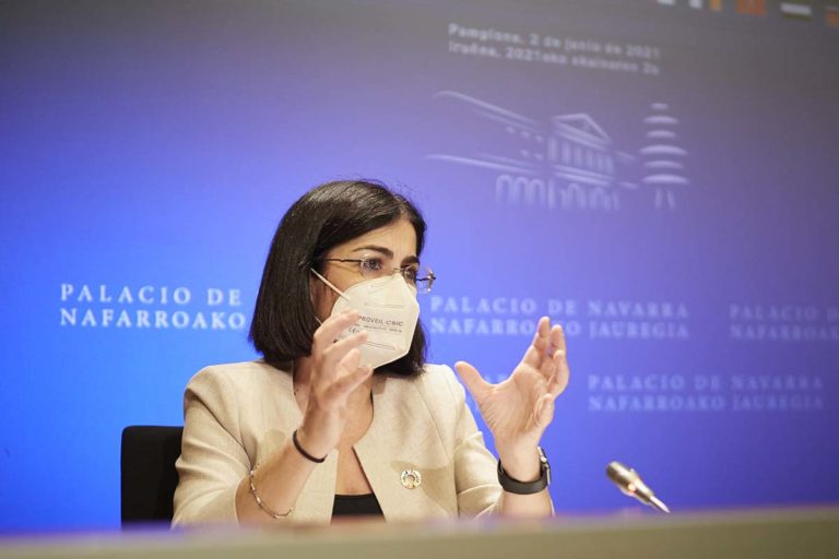 Darias asegura que «todo apunta» a que habrá tercera dosis de refuerzo pero no determina cuándo se administrará