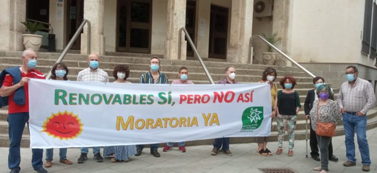 Concentración contra la «descontrolada avalancha» de fotovoltaicas en la provincia de Ciudad Real