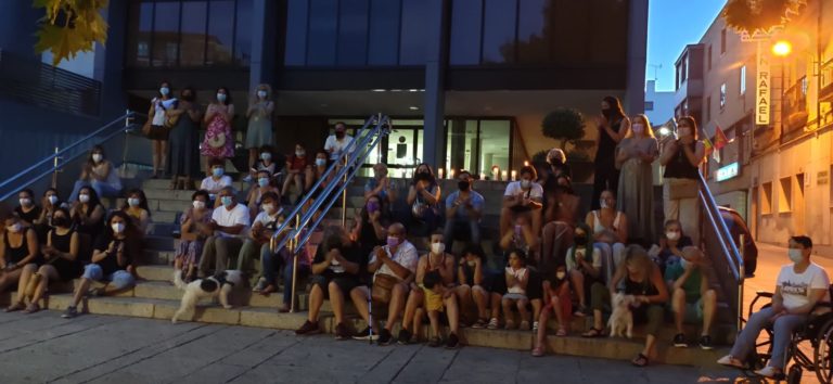 Vecinos de Puertollano se concentran contra el horror