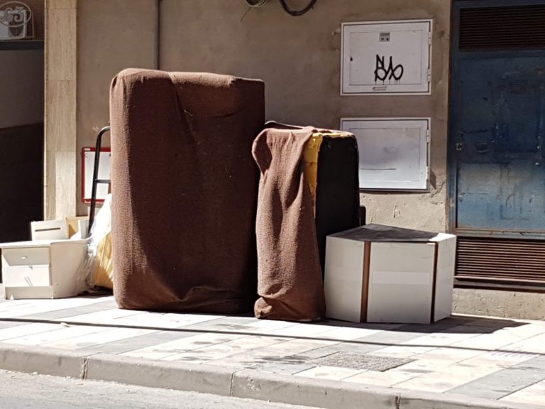 La casa de los horrores de Puertollano: Sacan 3.000 kilos de basura de un piso habitado y ayudan a su propietaria enferma