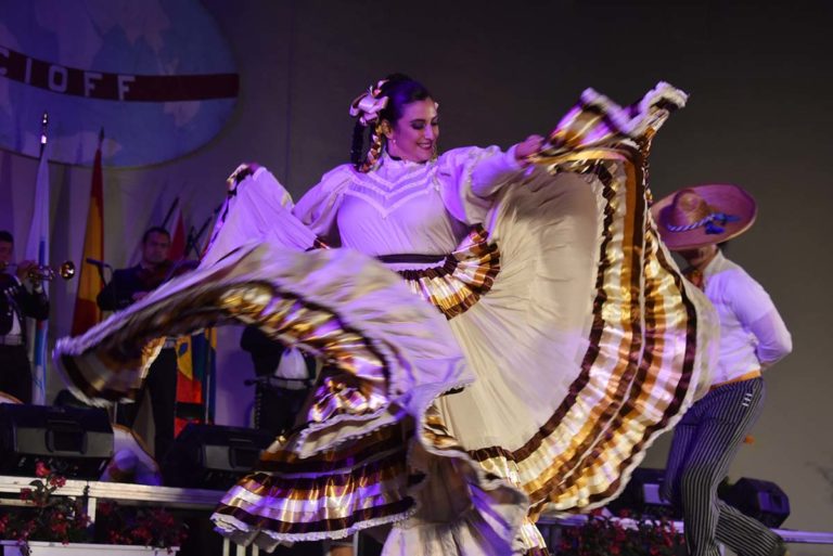 La música y el color encienden la llama del folclore en Ciudad Real