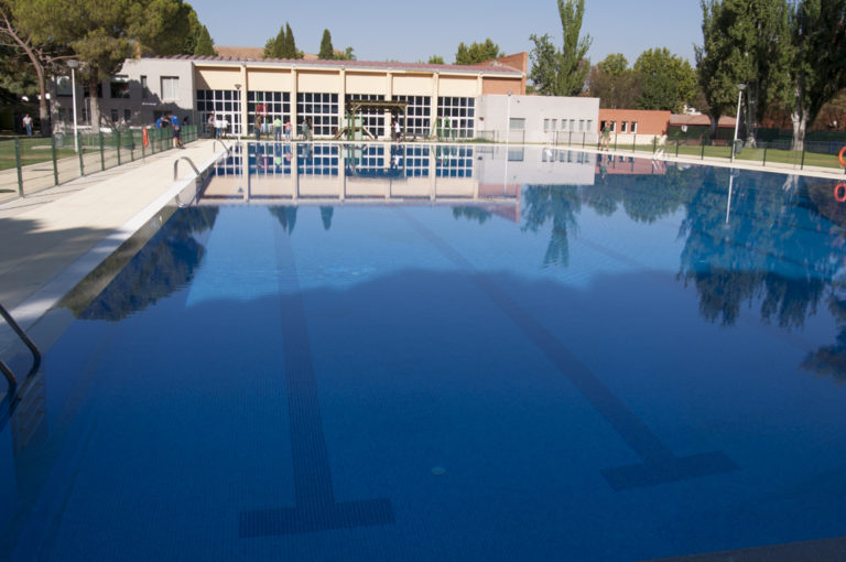 Ciudad Real: Un socorrista rescata a un niño de 4 años del fondo de la piscina Rey Juan Carlos