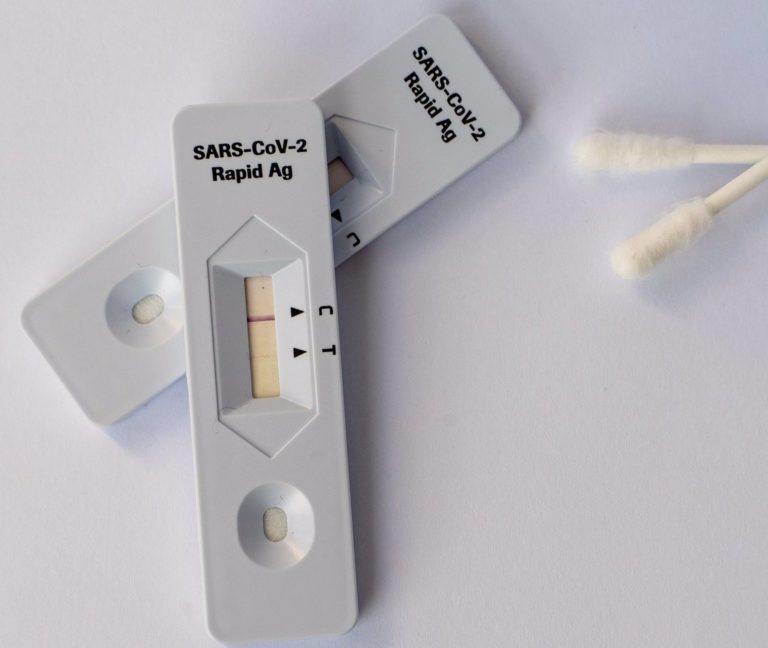 La falsa seguridad de un test de antígenos negativo