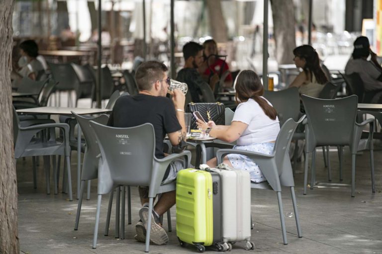 Sanidad prohibirá fumar en terrazas, exteriores de salas de fiestas, vehículos de uso laboral, piscinas públicas y campus