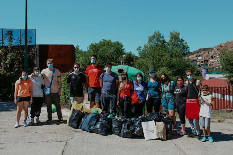 Jóvenes de Puertollano recogen 65 kilos de basura en «Los Pinillos»