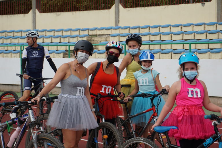 Color y fiesta sobre ruedas y en familia en el IX día de la bicicleta en Puertollano