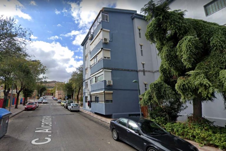 Herido en Puertollano tras precipitarse de un segundo piso mientras escalaba por la fachada de un edificio